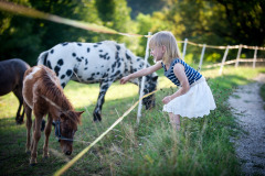 Minmar photography - fotograf z Prievidze. Rodinné fotografovanie. Poník, koník, dievčatko, detstvo